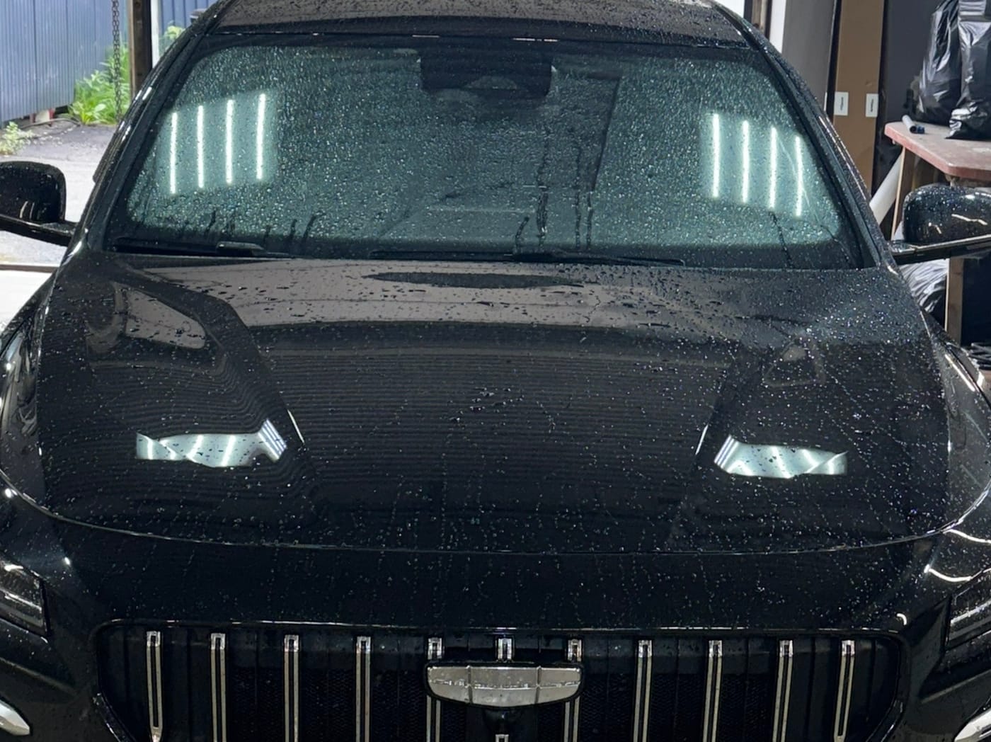 Geely на приёмке в боксе с фотофиксацией