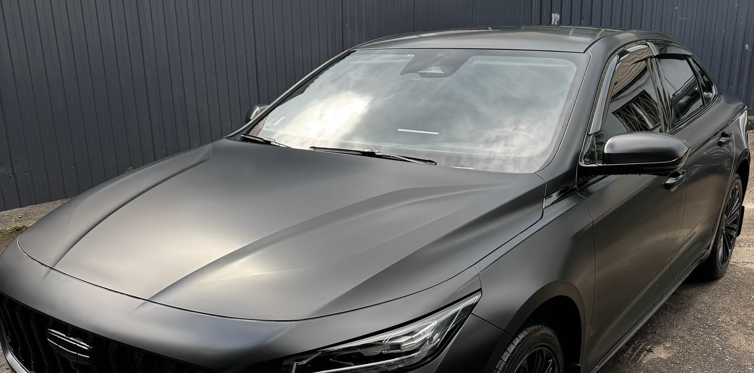 Geely в профиль три четверти после оклейки матовой плёнкой
