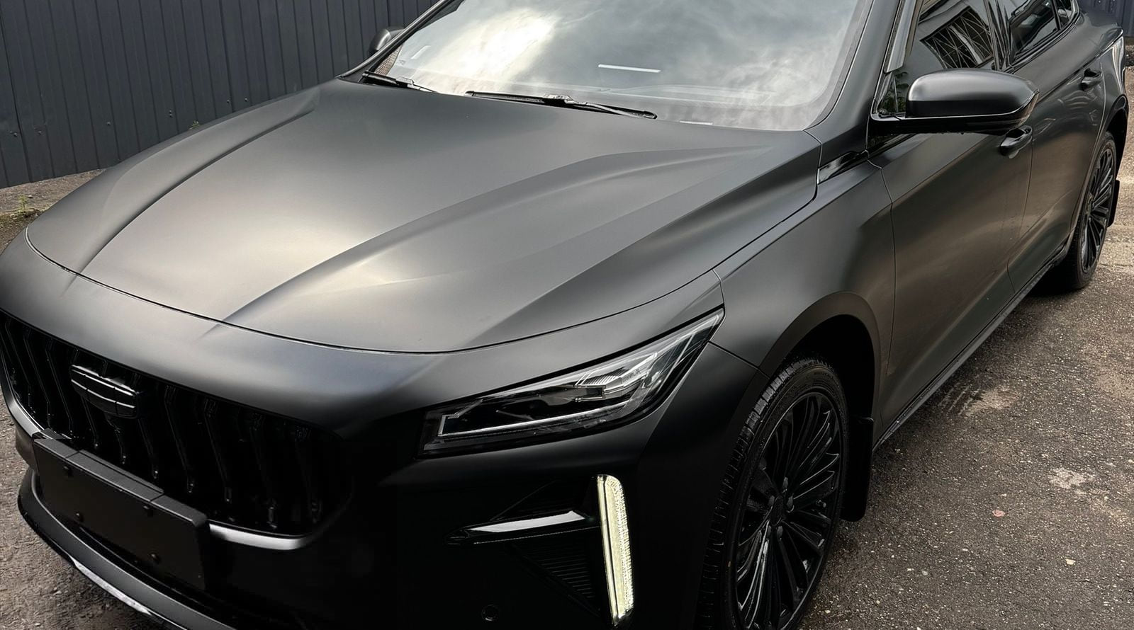 Geely Emgrand в матовой чёрной плёнке: капот, решётка, бампер и колёса